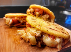 Una foto de Arepas rellenas de pollo, tomate y queso