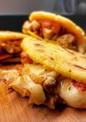 Una foto de Arepas rellenas de pollo, tomate y queso