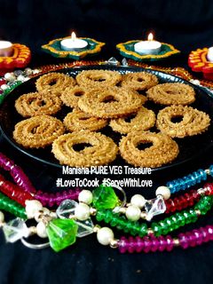 ઘઉં નાં લોટ ની ચકરી (Wheat Flour Chakri Recipe In Gujarati) રેસીપી મુખ્ય ફોટો