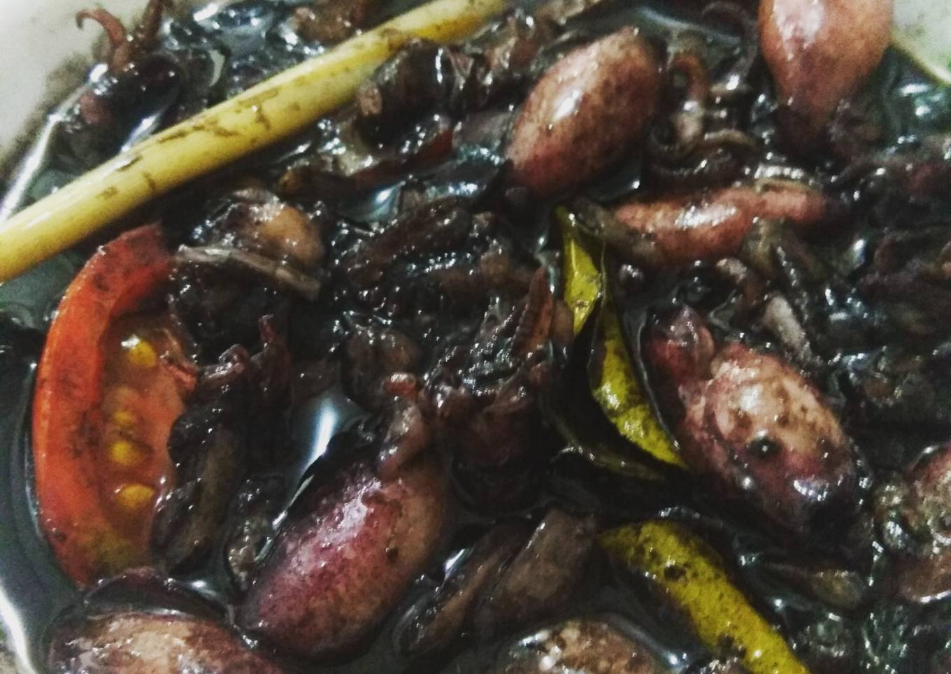 Cumi-cumi hitam yang lucu