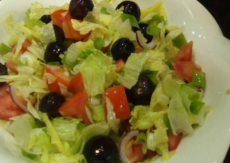 Greek salad (minus feta cheese)