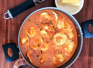 Una foto de Sorrentinos de jamón y muzzarella con salsa Scarparo (sin pasta linda y sin moldes)