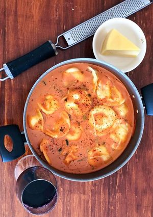 Una foto de Sorrentinos de jamón y muzzarella con salsa Scarparo (sin pasta linda y sin moldes)
