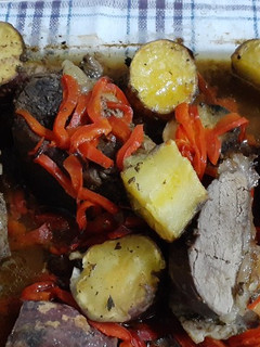 Una foto de Carne res al horno con patatas