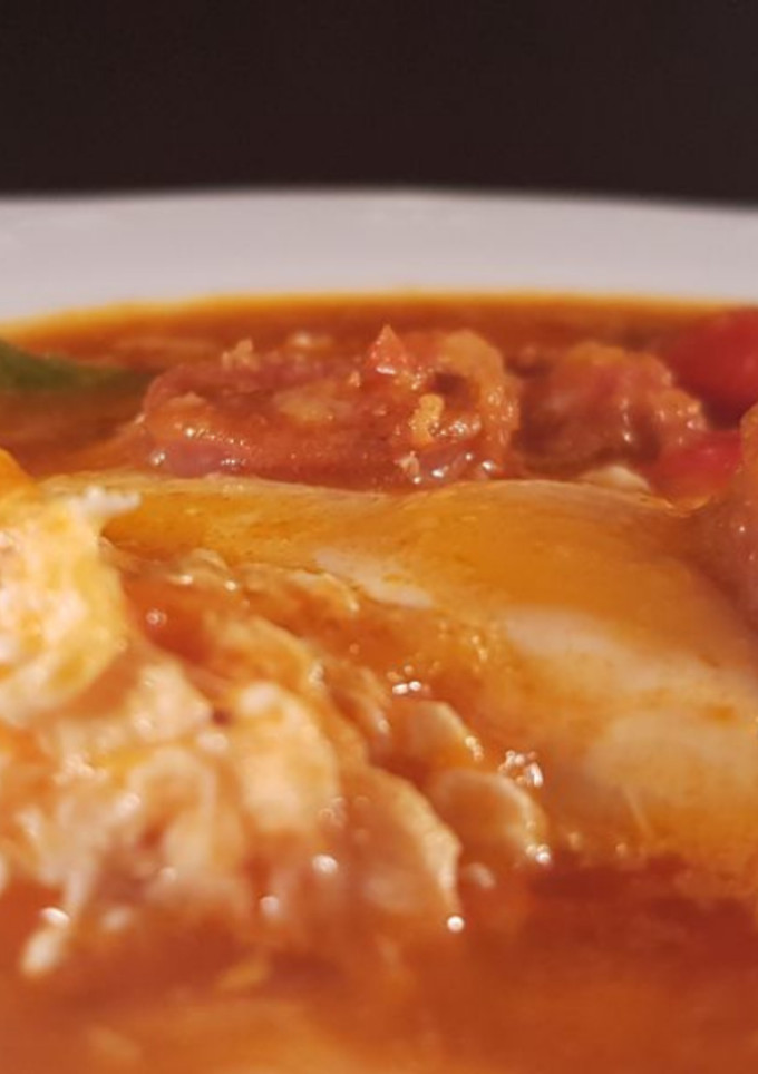 Una foto de Sopa portuguesa (Feijão branco com choriço e ovos)