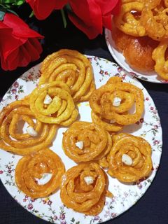 इंस्टेंट जलेबी (Instant jalebi recipe in Hindi) रेसिपी मुख्य फोटो
