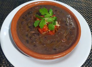 Una foto de Frijoles Negros a la criolla