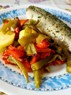Una foto de Xarda al horno con salteado de verduras asadas y patata