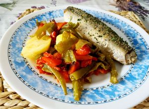 Foto principal de Xarda al horno con salteado de verduras asadas y patata