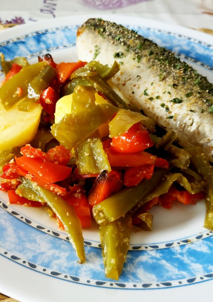 Una foto de Xarda al horno con salteado de verduras asadas y patata