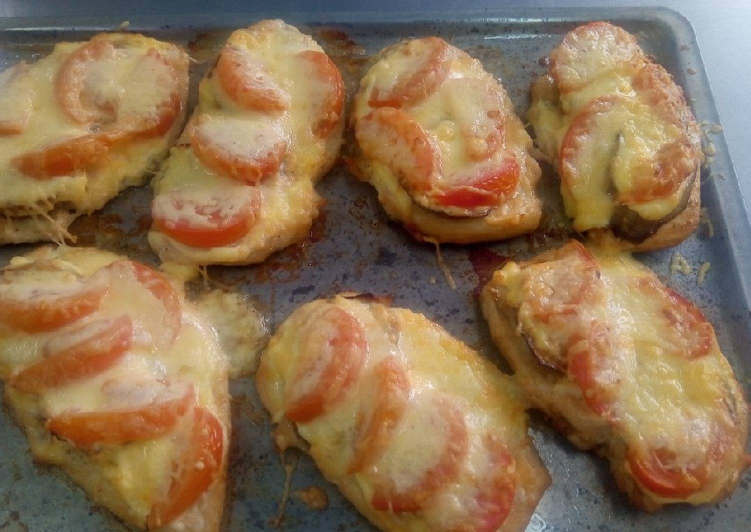 Как вкусно запечь филе куриное в духовке. Куриная грудка с баклажанами в духовке. куриная грудка с баклажанами и помидорами в духовке с сыром. куриная грудка с баклажанами и помидорами сыром. филе запеченное с помидором и баклажаном.