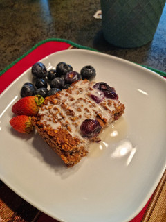 Una foto de Barrita de avena y plátano con chocolate y arándanos