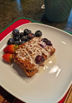 Una foto de Barrita de avena y plátano con chocolate y arándanos