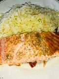 Salmón con ajo y eneldo