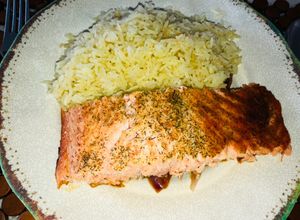 Una foto de Salmón con ajo y eneldo