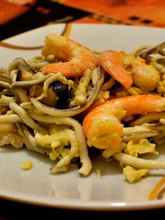 Una foto de Revuelto de gulas con langostinos y setas variadas