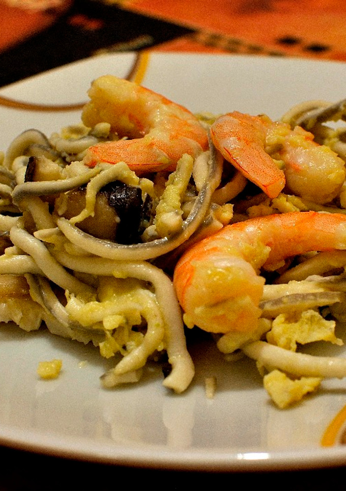 Una foto de Revuelto de gulas con langostinos y setas variadas