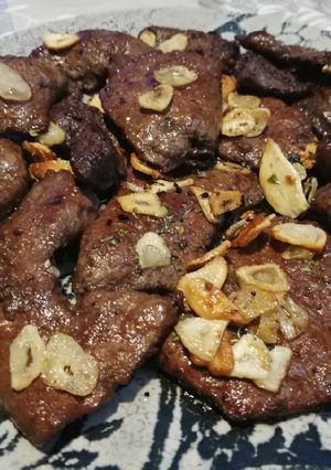 Una foto de Asadura de hígado de cerdo al ajillo
