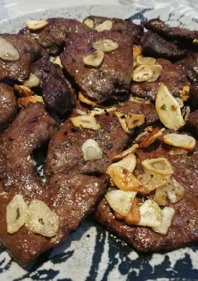 Una foto de Asadura de hígado de cerdo al ajillo
