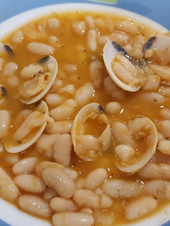 Una foto de Alubias con almejas en Olla GM G