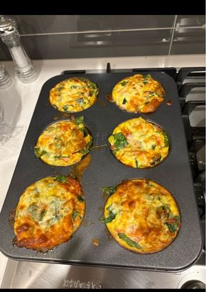 Una foto de Muffins de huevo y verduras