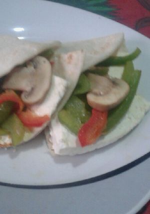 Una foto de Quesadilla de panela con champiñones y pimientos