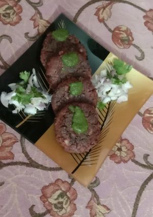 सोयाबीन बीटरूट की गुलाबी टिकियां (soyabean beetroot ki gulabi tikiya recipe in Hindi) रेसिपी मुख्य फोटो