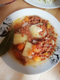 Una foto de Lentejas ligeras con verduras (vegano)