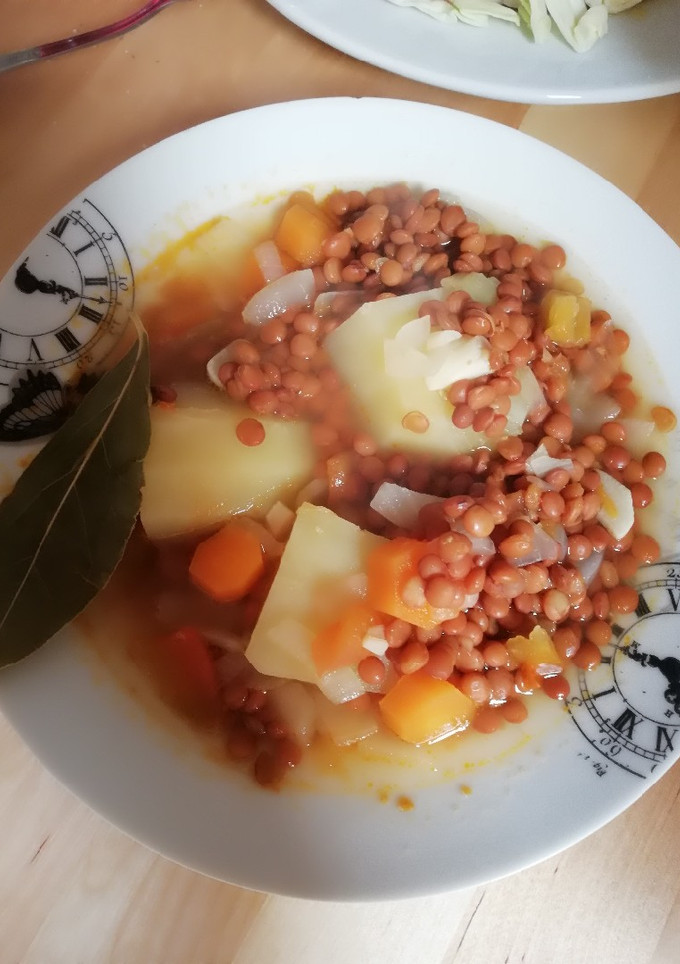 Una foto de Lentejas ligeras con verduras (vegano)