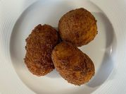Una foto di arancini al ragu