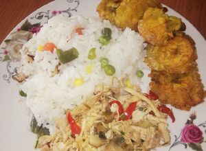 Una foto de Pollo desmechado en pimentón y cebolla, arroz primavera, toston