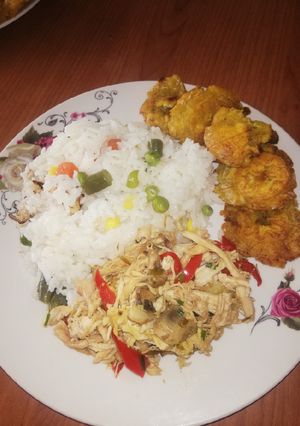 Una foto de Pollo desmechado en pimentón y cebolla, arroz primavera, toston