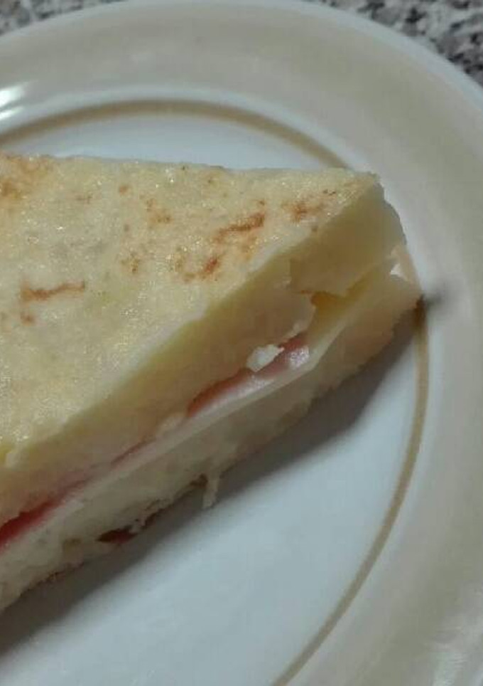 Una foto de Tortilla de patata rellena