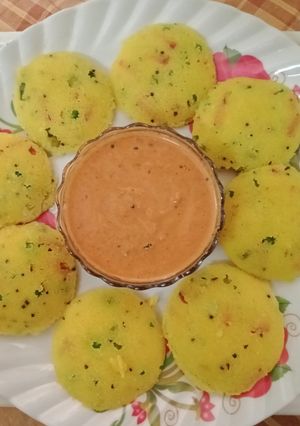 वेजिटेबल सूजी की इडली (vegetable suji ki idli recipe in Hindi) रेसिपी मुख्य फोटो