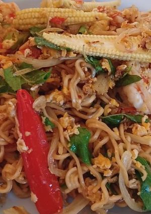 A picture of Drunken Noodles with Shrimp and Squid (Mama Pad Kee Mao).