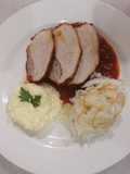 Pierna de puerco en achiote acompañado de chucrut y puré de papa