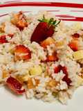 Insalata di riso con fragole, salmone e tonno