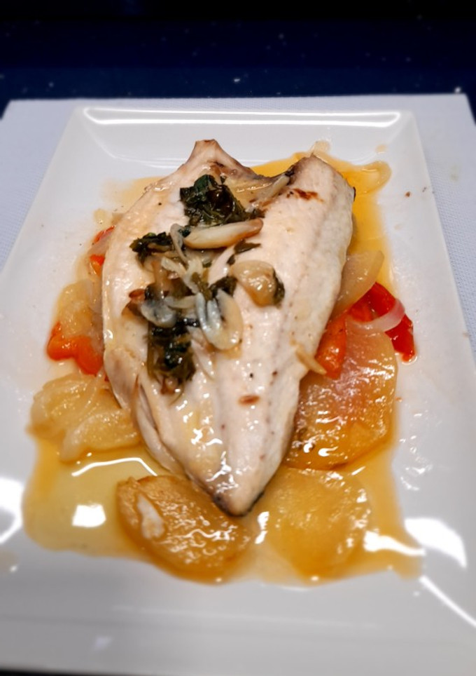 Una foto de Lubina a la espalda con verduras
