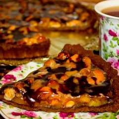 A picture of Pastel de chocolate con frutos secos.