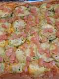 Pizza de hojaldre con aguacate, calabacín y salmón ahumado