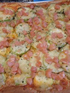 Una foto de Pizza de hojaldre con aguacate, calabacín y salmón ahumado