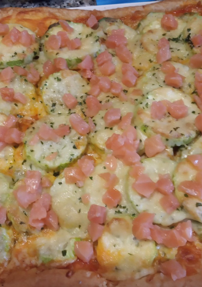 Una foto de Pizza de hojaldre con aguacate, calabacín y salmón ahumado
