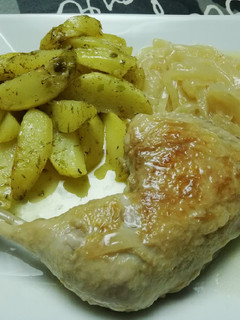 Una foto de Muslos de pollo exprés con patatas al microondas