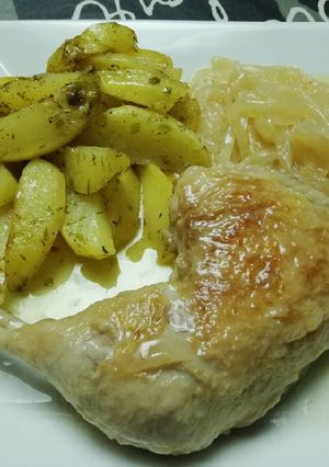 Foto principal de Muslos de pollo exprés con patatas al microondas
