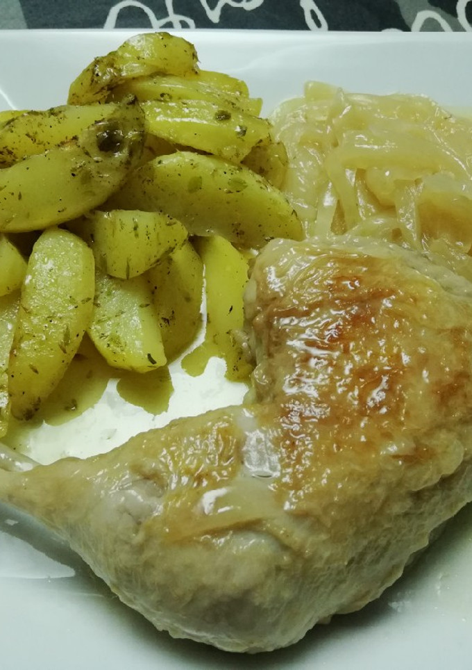 Una foto de Muslos de pollo exprés con patatas al microondas