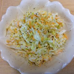 A picture of Lee's Creamy Homestyle Coleslaw.