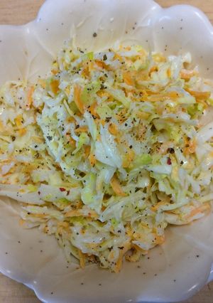 A picture of Lee's Creamy Homestyle Coleslaw.
