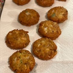 A picture of Cheez It Crab & Fish Cakes.