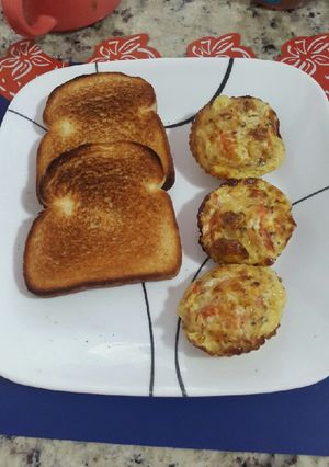 Una foto de Cupcake de huevo con pan tostado