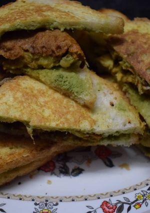 A picture of Potato Pakoda Sandwich.